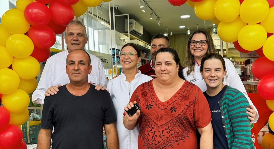 (Vídeo) Cliente de Tubarão ganha sorteio entre mais de três milhões de pessoas; confira essa história emocionante