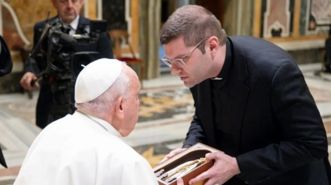 Pe. Rafael Uliano, da Paróquia de Humaitá, se encontra com o Papa Francisco no Vaticano e entrega lembrança a ele