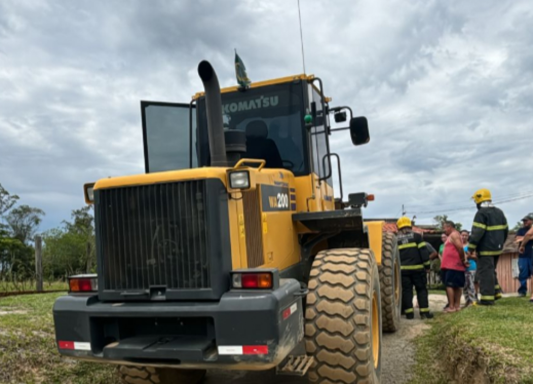 Urgente: Idosa de 68 anos fica ferida após ser atropelada por retroescavadeira em Pescaria Brava