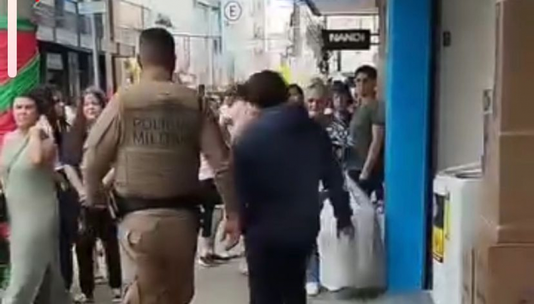 (Vídeo) Mulheres são presas em flagrante por furto em loja de eletrodomésticos no Centro de Tubarão