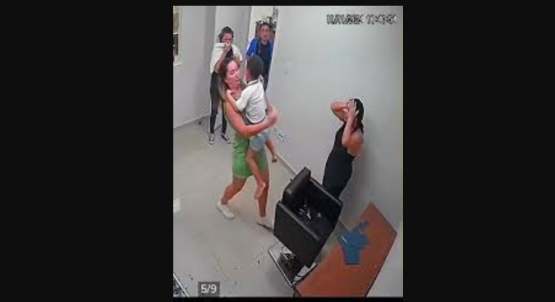 (No país) Perigo: espelho cai sobre cabeça de criança que mexia na mesa em salão de beleza