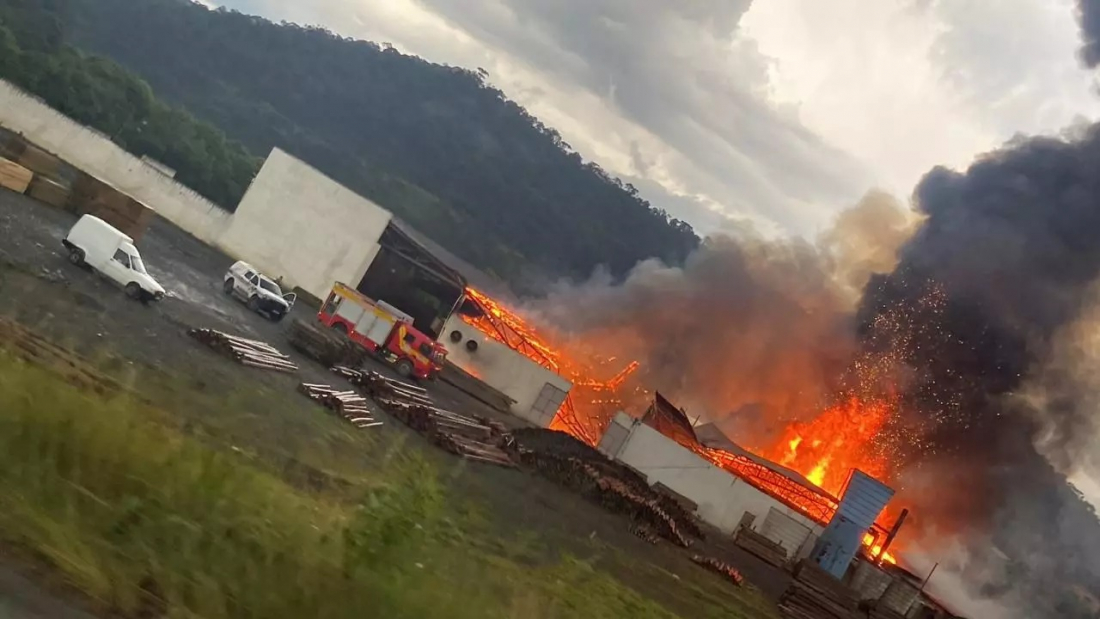 Incêndio de grandes proporções atinge fábrica em SC