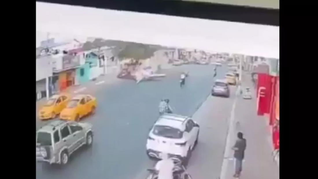 Mundo: avião cai em avenida movimentada e deixa mortos