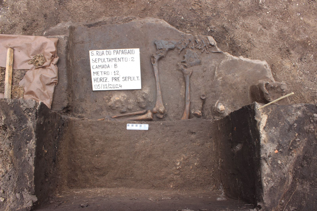 Arqueólogos de Tubarão escavam sítio arqueológico de 8 mil anos no litoral de SC
