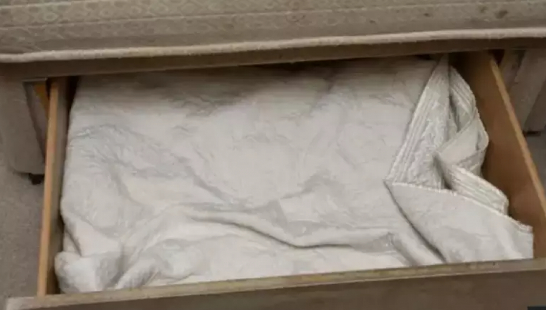 Internacional: mulher é presa após esconder bebê em gaveta por três anos