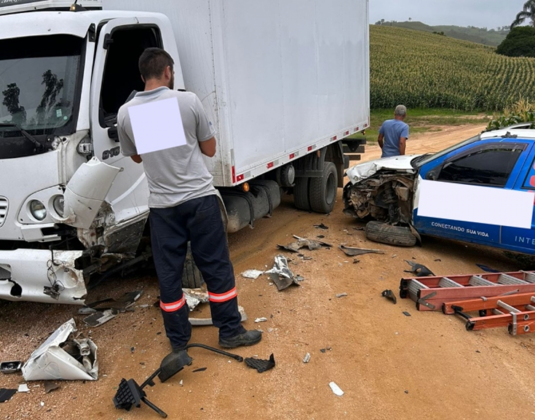 Treze de Maio: batida entre carro e caminhão deixa motorista ferido