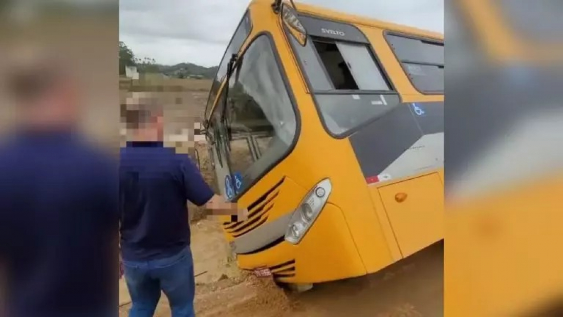 Ônibus escolar com 10 crianças cai em vala no litoral de SC