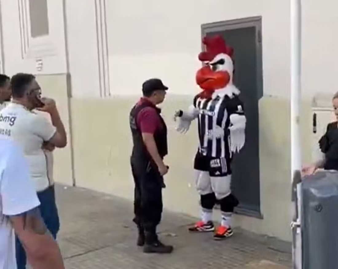 Mascote do Atlético-MG, Galo Doido é abordado pela polícia na Argentina