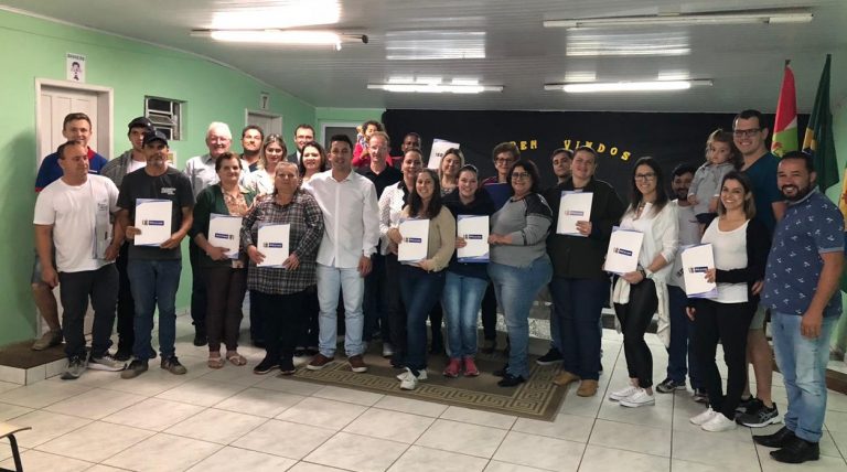 Proprietários recebem matrículas de imóveis regularizados através do Lar Legal em Braço do Norte