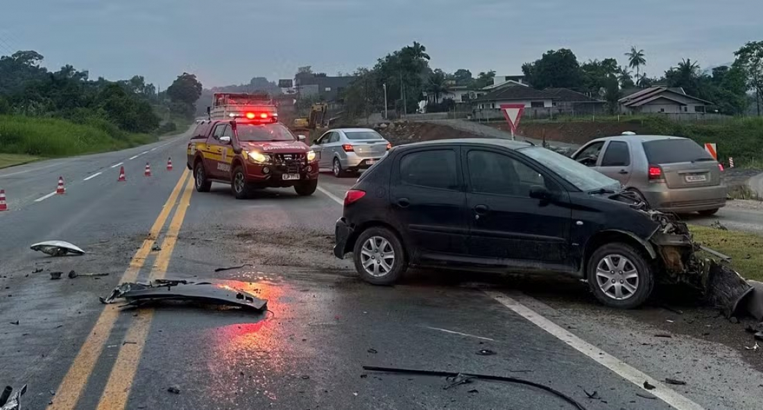 SC: motociclista grávida de 8 meses morre após colisão com carro e caminhão-baú