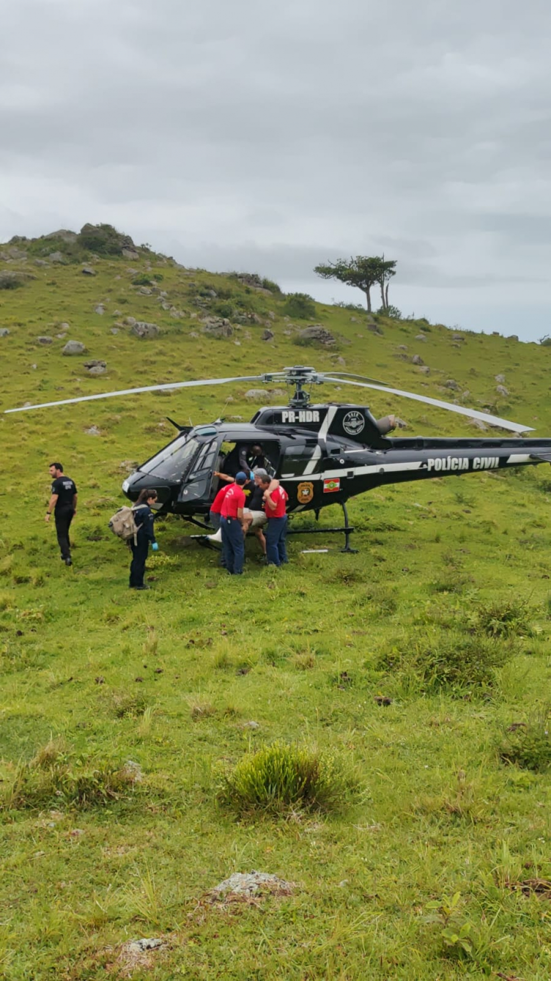 Homem que fazia trilha na Praia do Rosa é resgatado com fratura na perna