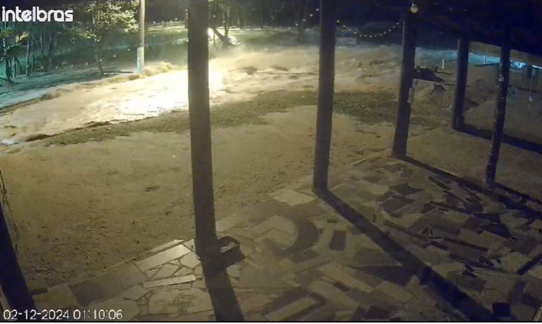 (Vídeos) Fenômeno raro: possível tsunami meteorológico atinge praias de Jaguaruna na madrugada desta segunda-feira (2)