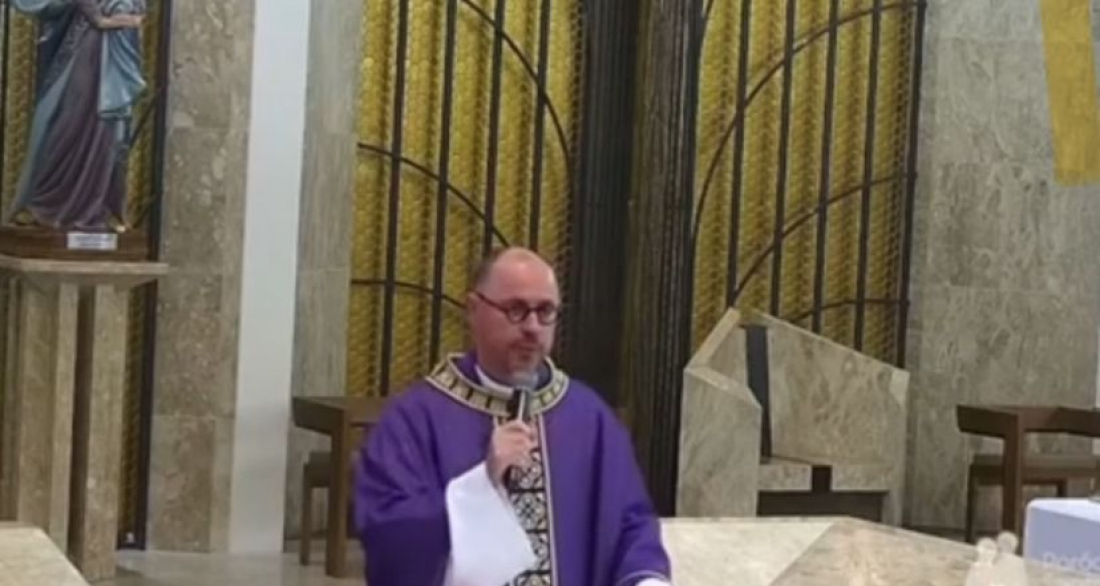(Vídeo) Vigário comenta caso de padre envolvido em polêmica amorosa com fiel em Araranguá