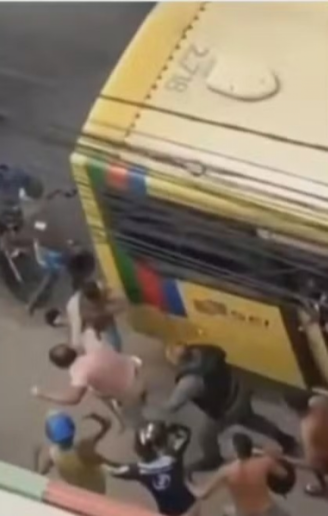 PM que matou motociclista de aplicativo com tiro no meio da rua é espancado por populares