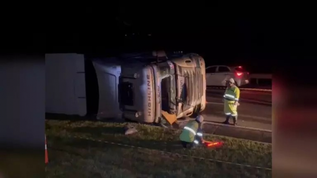 SC: caminhoneiro morre em grave acidente com carreta carregada de papéis