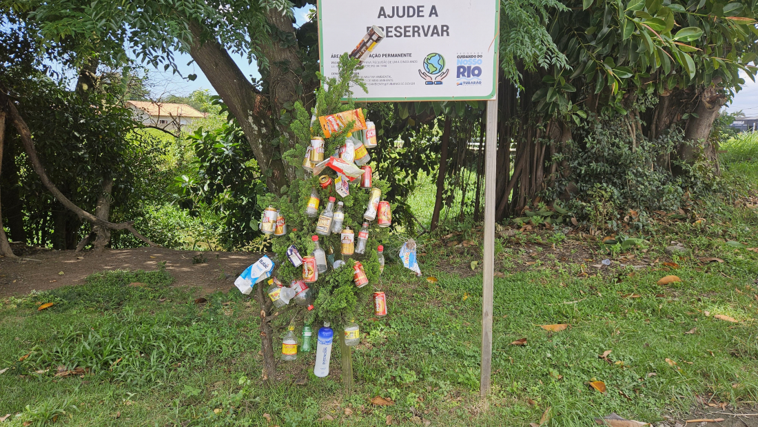(Vídeo) Árvore de Natal inusitada, decorada com latas de cerveja, chama atenção em Tubarão; assista