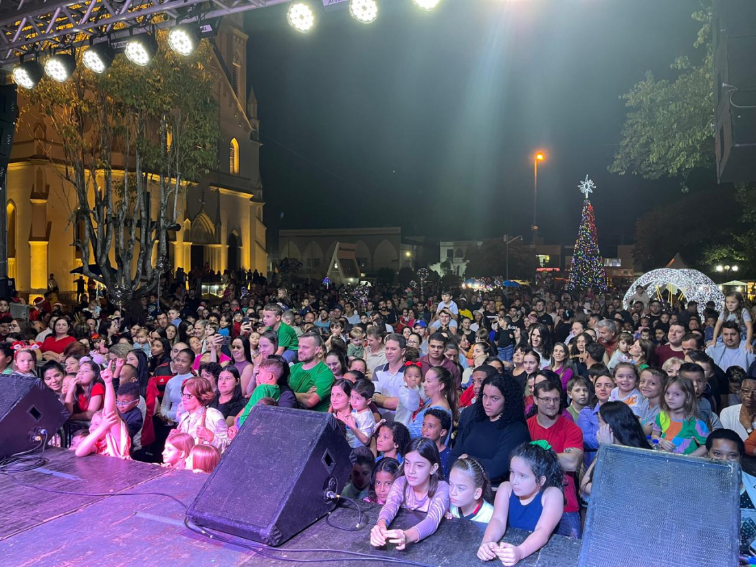 Neve na chegada do Papai Noel marca o início do Natal Vale dos Sonhos em Braço do Norte