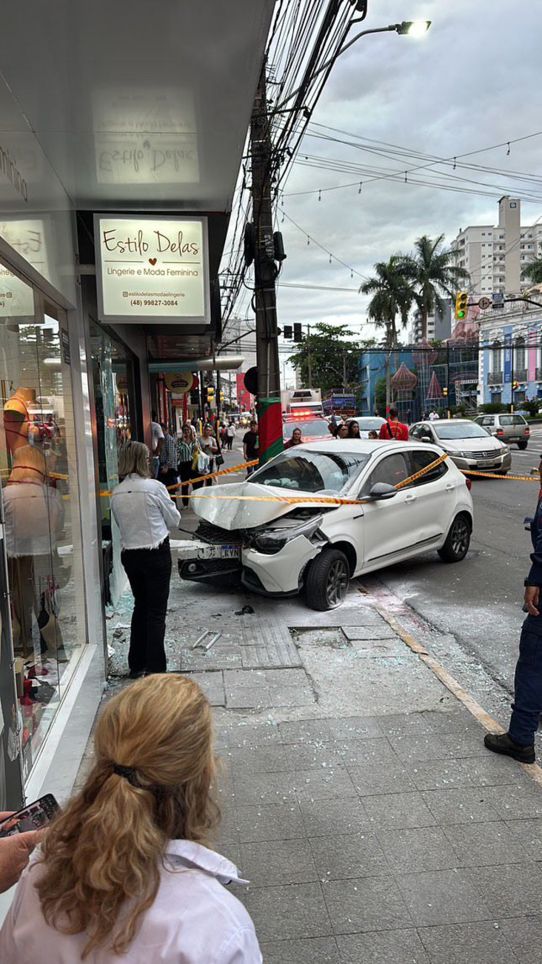Carro perde controle e invade loja no Centro de Tubarão