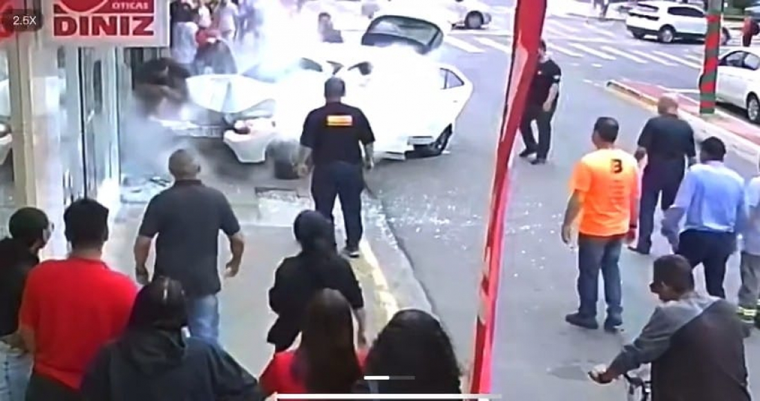 Vídeo: bombeiros de folga apagam princípio de incêndio e atendem idosa após mal súbito e batida de carro em Tubarão