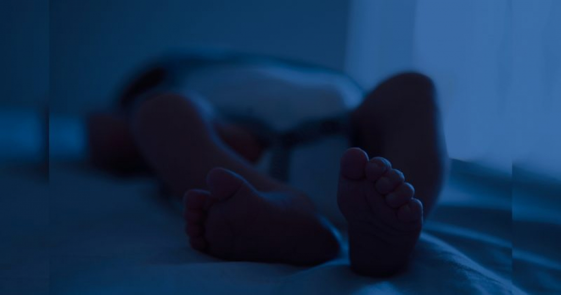 Internacional: Bebê morre sufocado após ser deixado sozinho em tapete de brincar enquanto pais dormiam