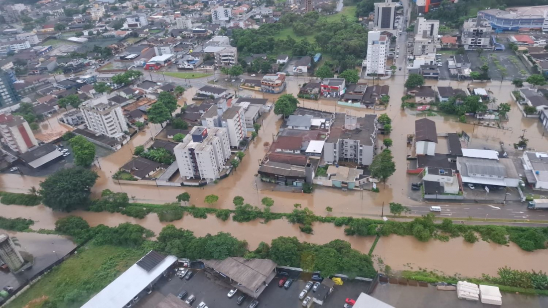 Chuva intensa em SC causa alagamentos e inundações em diversas regiões