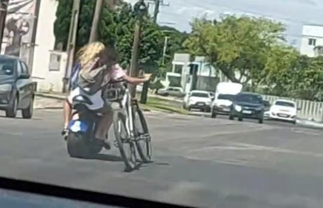 Em Tubarão, mulheres invadem contramão ao levar bicicleta em scooter