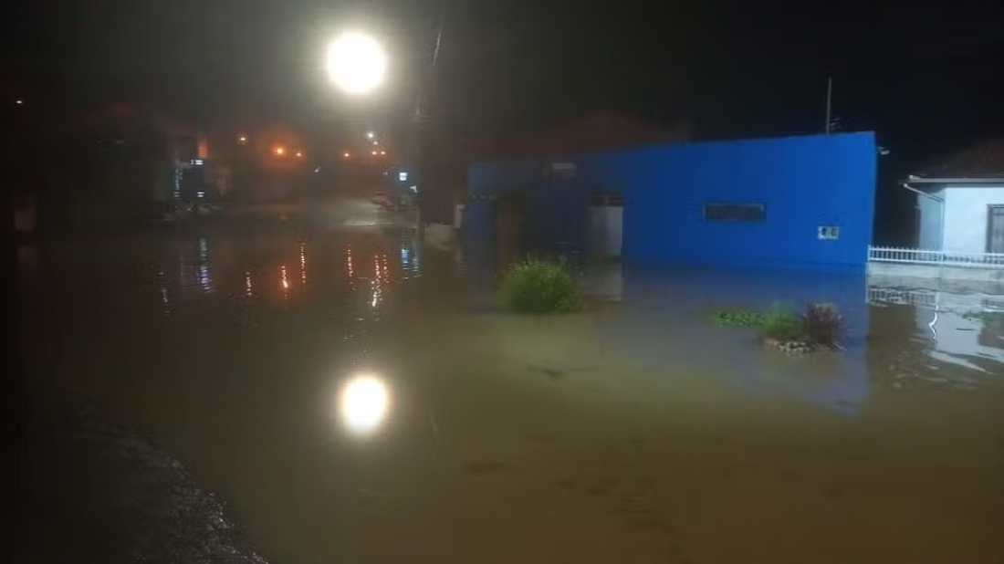 Chuva intensa faz ao menos 200 pessoas deixarem suas casas em cidade de SC