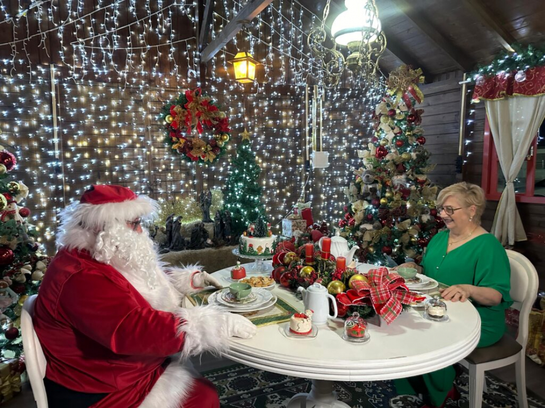 Chegada do Papai Noel alegra e emociona em Capivari de Baixo