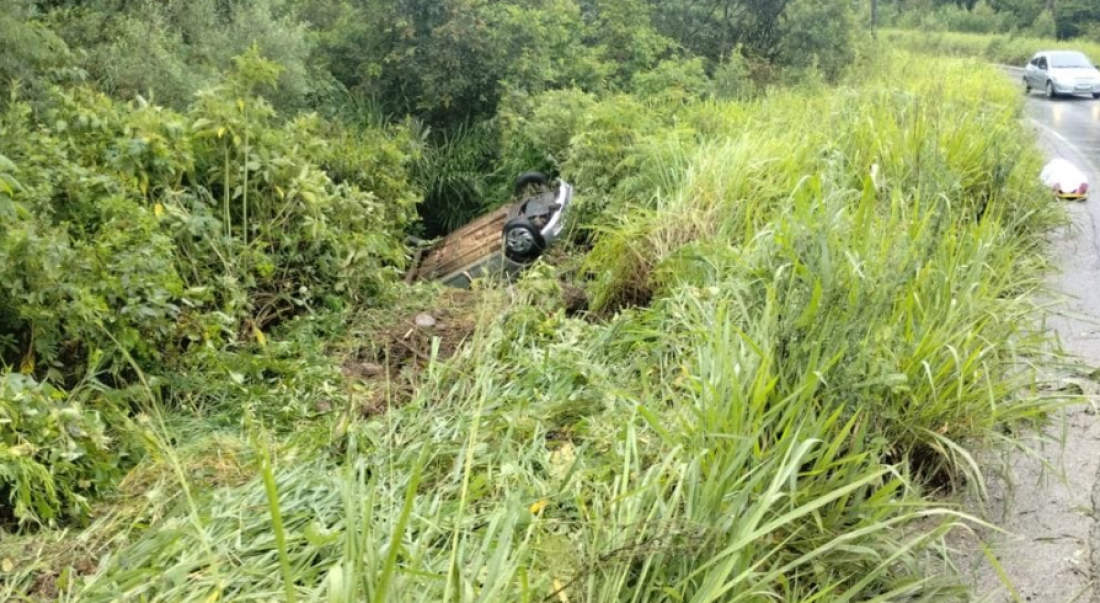 Carro conduzido por motorista sem carteira cai em ribanceira e uma mulher morre em Orleans