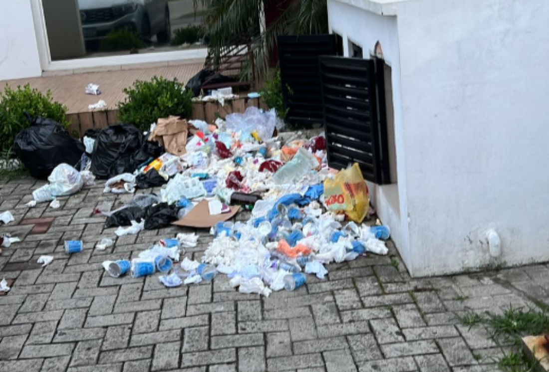 Andarilhos causam transtornos ao abrirem lixeiras e espalharem lixo nas ruas em Tubarão