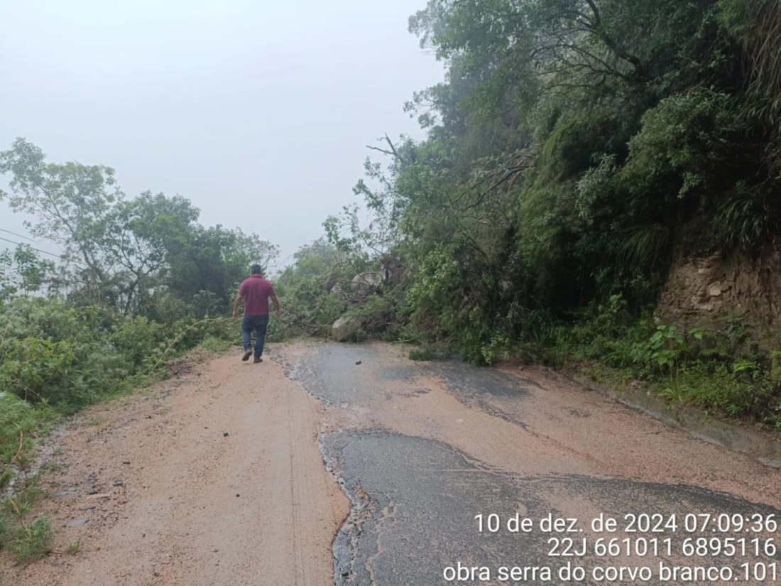 Serra do Corvo Branco é interditada após queda de barreira