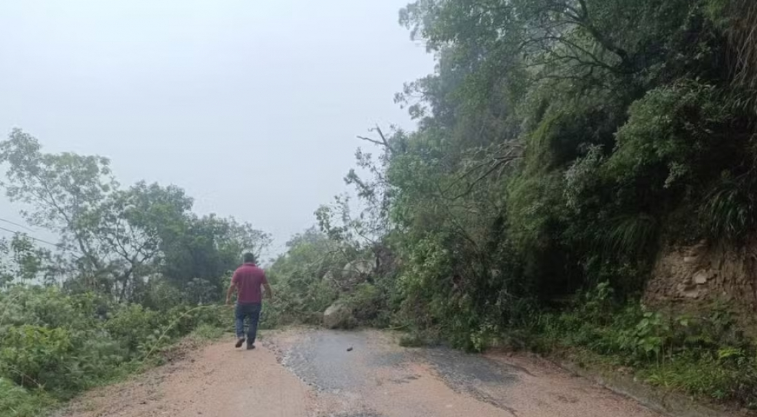Serra do Corvo Branco é interditada após queda de barreira por causa da chuva