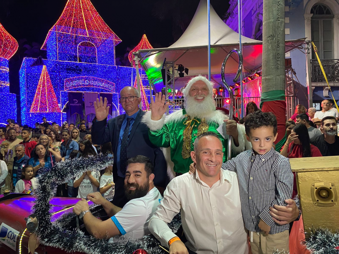 Milhares de pessoas se reúnem às margens do Rio Tubarão para receber o Papai Noel