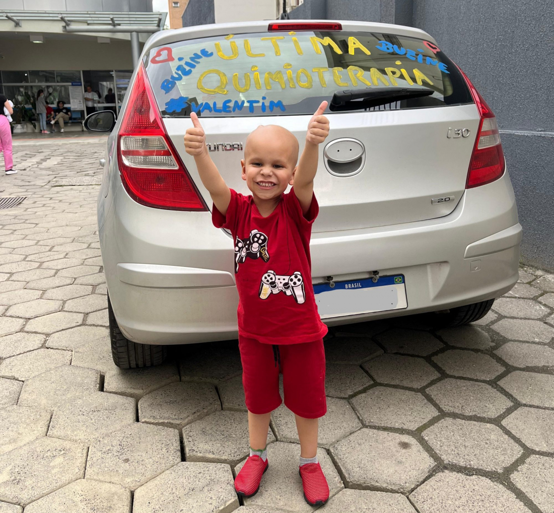 Menino de quatro anos toca o sino e comemora o fim da quimioterapia no Sul de SC