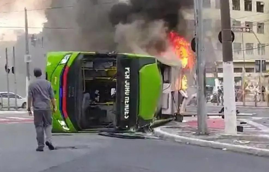 Ônibus capota, pega fogo e deixa três feridos no Centro de SP
