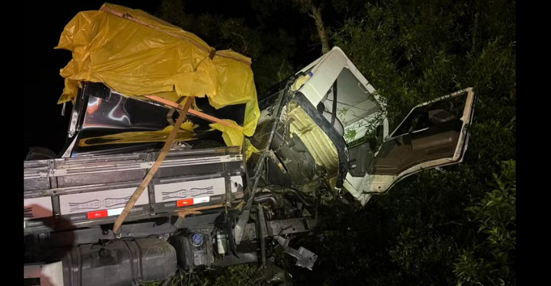 (Vídeo) Caminhão fica pendurado em mureta na Serra do Rio do Rastro; árvore evita queda na grota