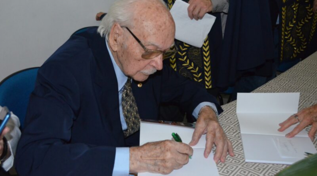 Escritor mais velho em atividade no mundo, tubaronense Lindomar Tournier lança nova obra