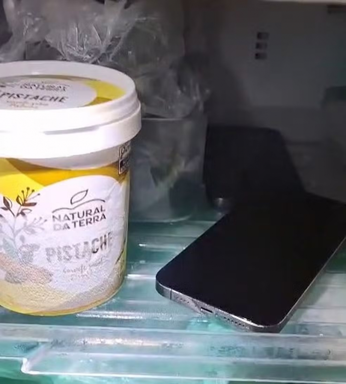 Prefeito eleito esconde celulares no freezer durante operação da PF