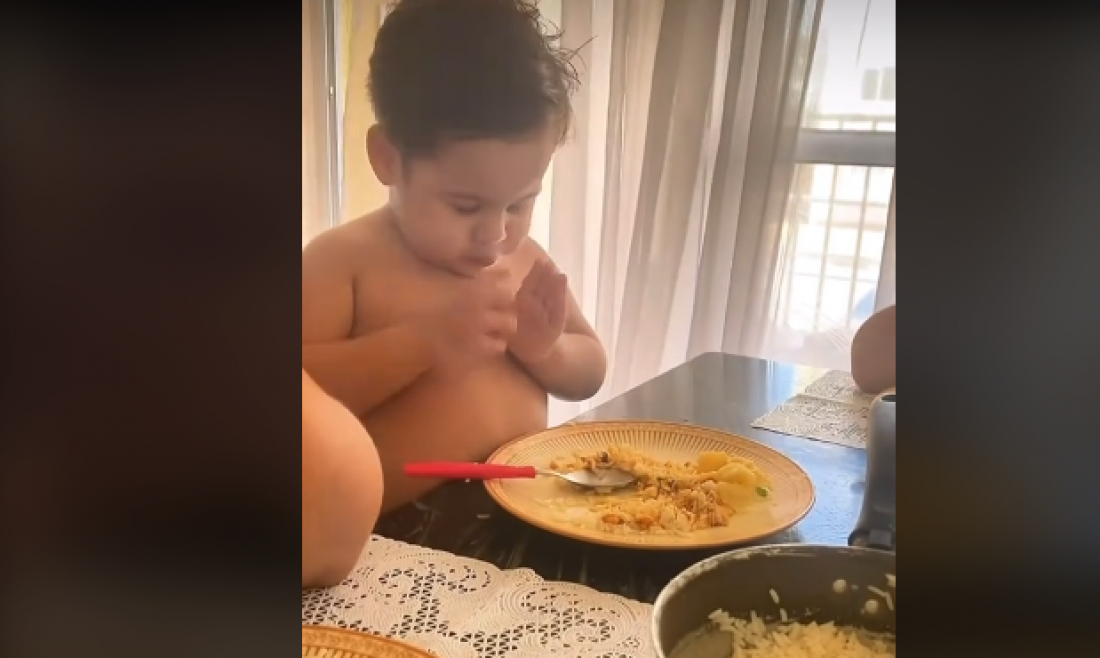 (Vídeo) Menino viraliza no TikTok ao não esperar a oração para comer