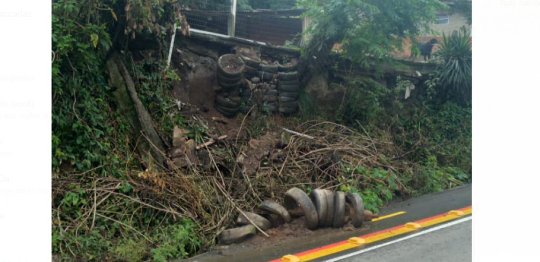 Desmoronamento de barranco cobre ciclovia no bairro Congonhas, em Tubarão