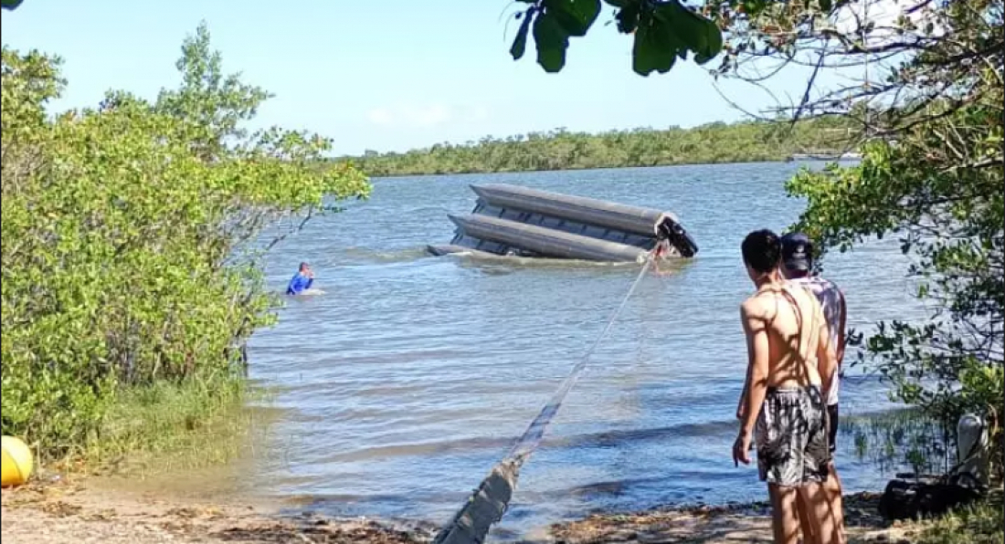 Catamarã naufraga e bebê de 8 meses é resgatado após tempestade em SC