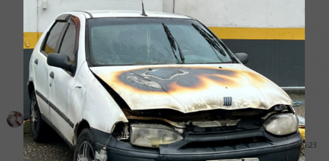 (Vídeo) Princípio de incêndio em veículo mobiliza Bombeiros no Centro de Tubarão