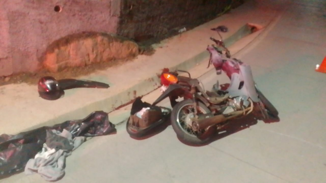 Jovem morre em colisão fatal de motos em Tubarão; condutor embriagado é preso