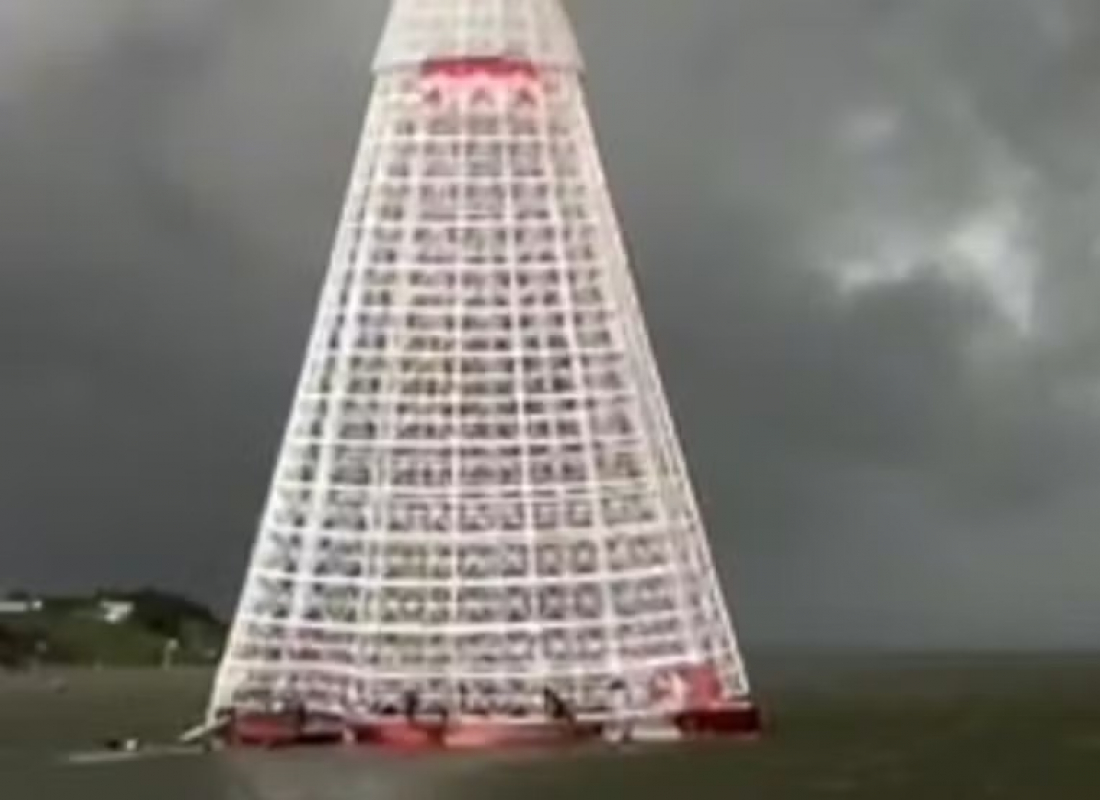 Árvore de Natal flutuante cai sobre trabalhadores, mata um e deixa feridos no RJ