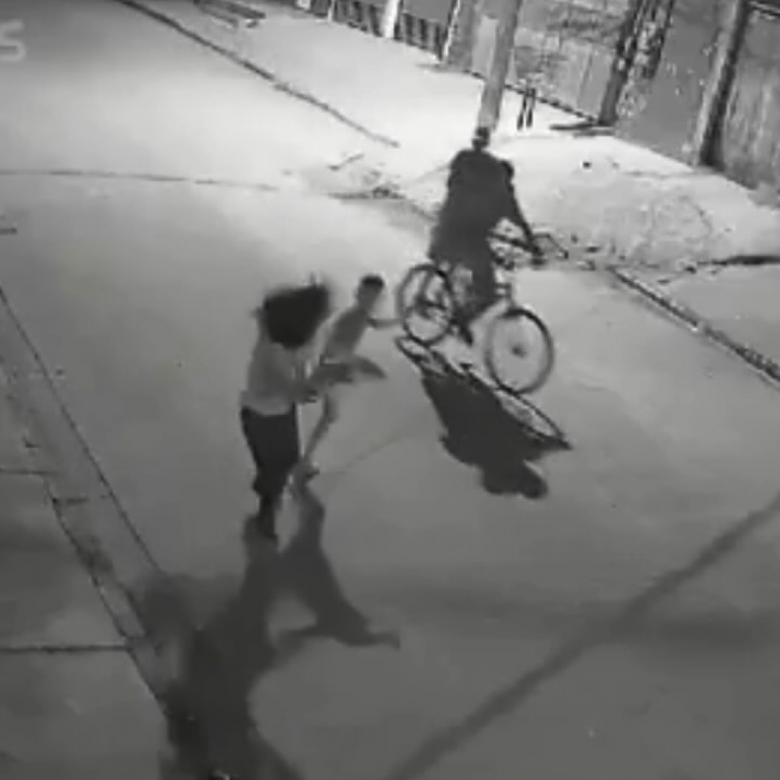 (Vídeo) Chocante: criança é flagrada dando uma 'voadora' em mulher e roubando seus pertences