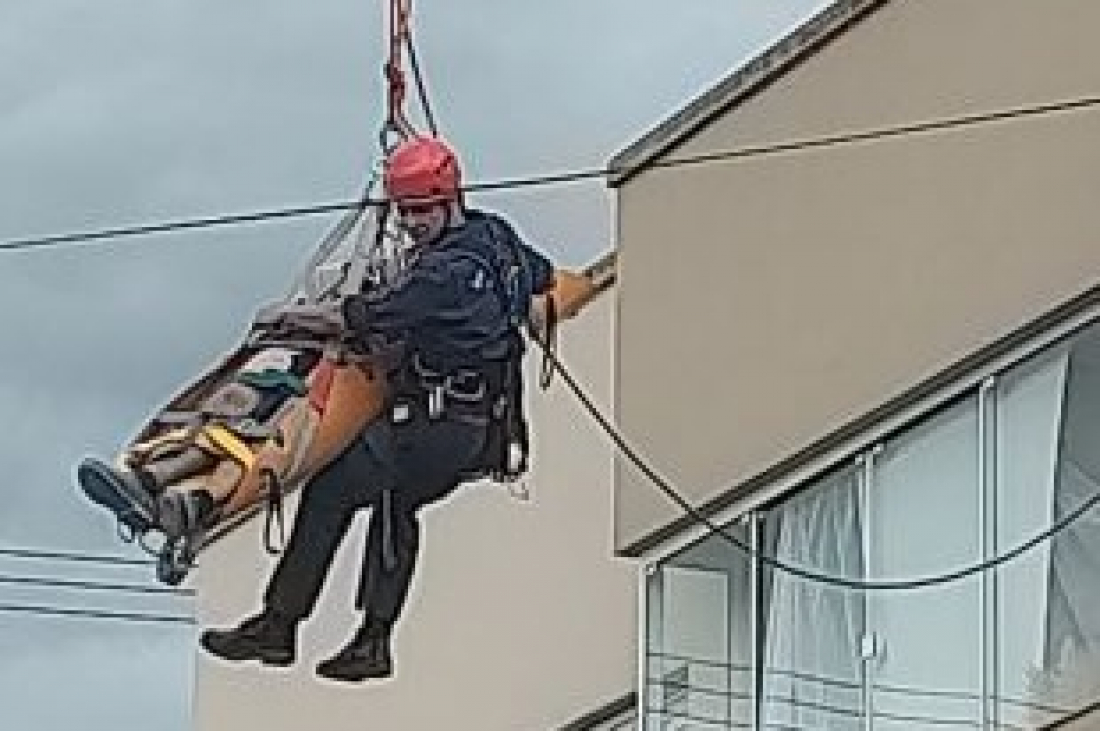 Homem é resgatado com guindaste após ser atingido por viga em Braço do Norte