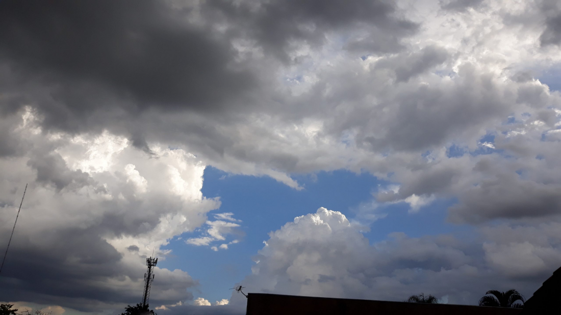 Litoral Sul terá nebulosidade e calor moderado na quarta; quinta-feira traz risco de temporais isolados