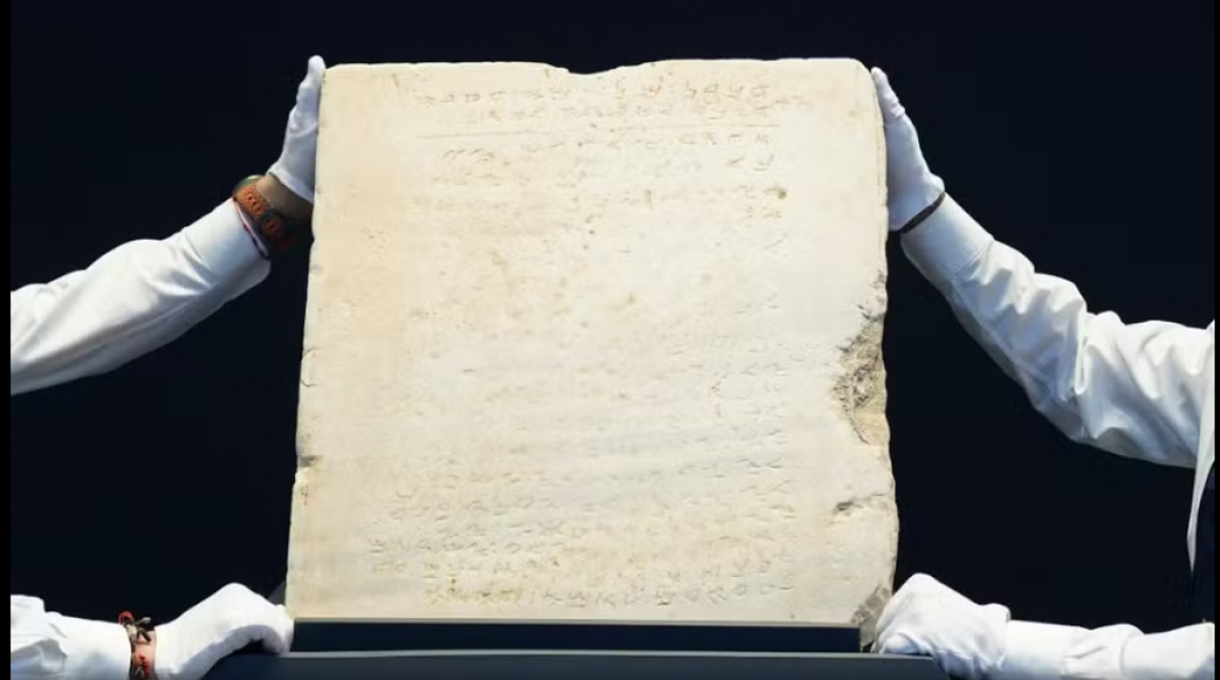 Tábua 'mais antiga do mundo' gravada com os Dez Mandamentos é leiloada por R$ 30,8 milhões em Nova York