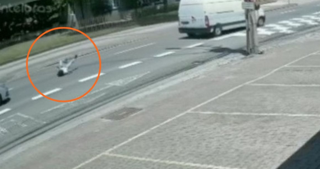 (Vídeo) Em SC: Fio solto enrosca no pescoço de motociclista e quase provoca tragédia