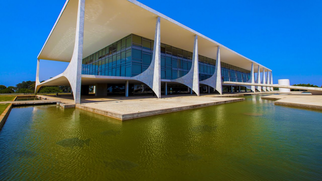 Retido na fonte: Governo vai recolher moedas jogadas nos espelhos d'água do Planalto e Alvorada